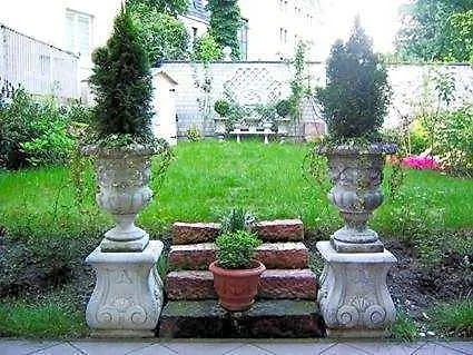 Dirazi & Gmbh Aparthotel