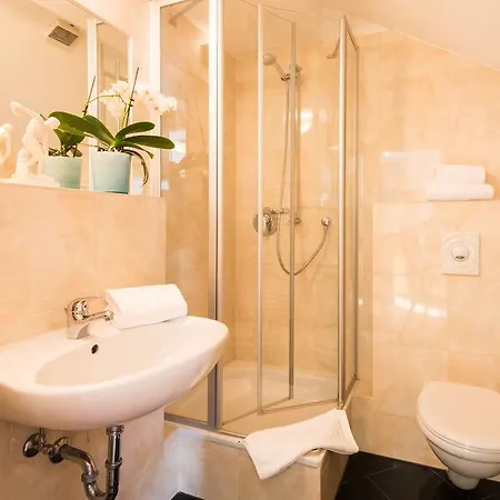 Dirazi & Gmbh Lägenhetshotell 4*