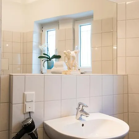 Dirazi & Gmbh Lägenhetshotell 4*
