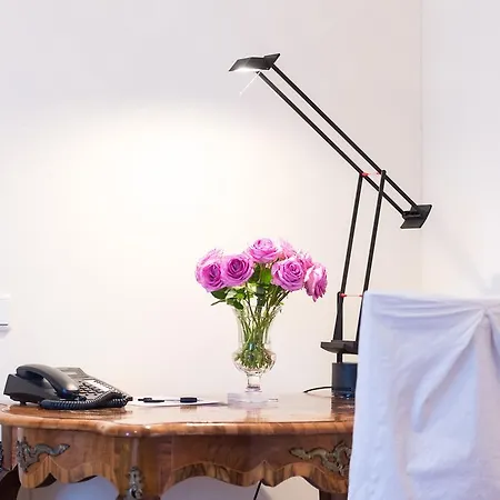 Ξενοδοχείο με διαμερίσματα Dirazi & Gmbh